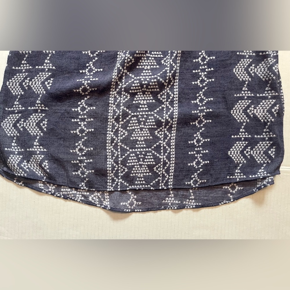 Reitmans Blue and White Patterned Top - Picture 4 of 7
